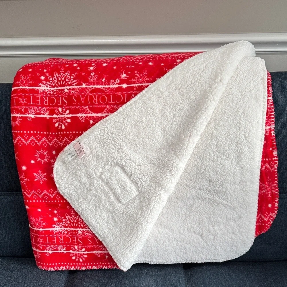 New Victoria's Secret Red Snowflake Holiday Cozy Soft Throw 50”x60”